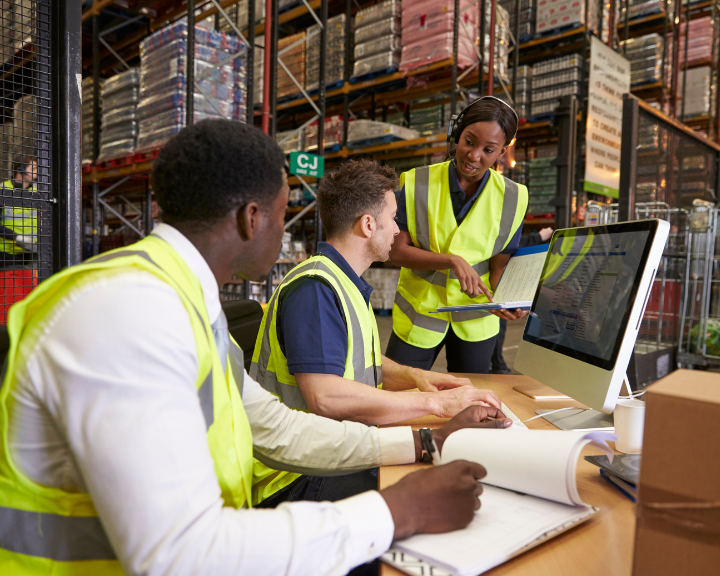 supply chain employees making decisions based on supply chain visibility data